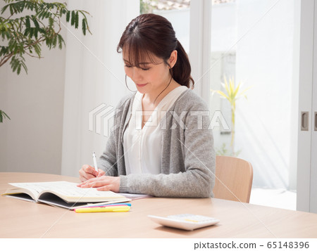 在家工作，年輕女子 65148396