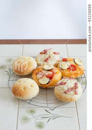 在家烘烤Focaccia Focaccia披薩配菜 65150098