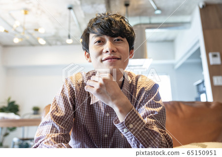 Young man speaking towards the camera 65150951