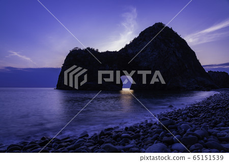 (Shizuoka Prefecture) Nishiizu Sennukimon evening scenery 65151539