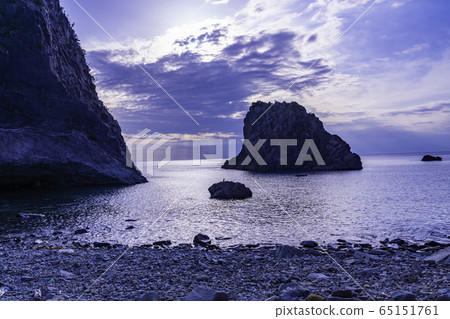 (Shizuoka Prefecture) Nishiizu Senganmon Beach Evening view 65151761