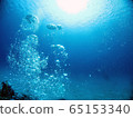 Underwater photo of blue sea and bubbles of divers 65153340