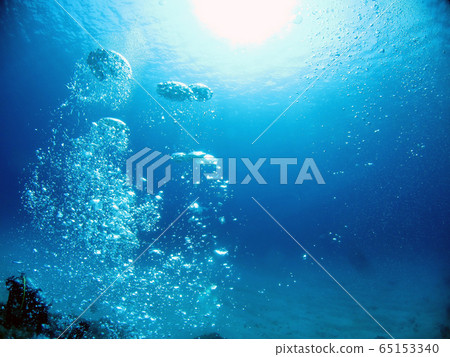 水下的藍色的大海和潛水員的氣泡照片 65153340