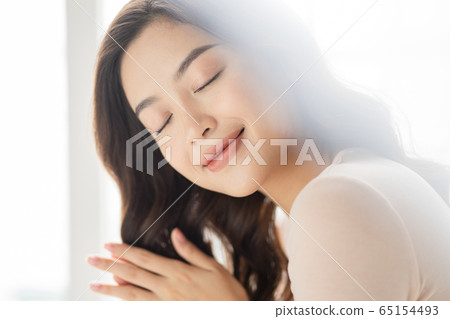 Relaxing woman 65154493