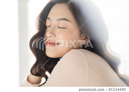 放鬆的女人 65154495