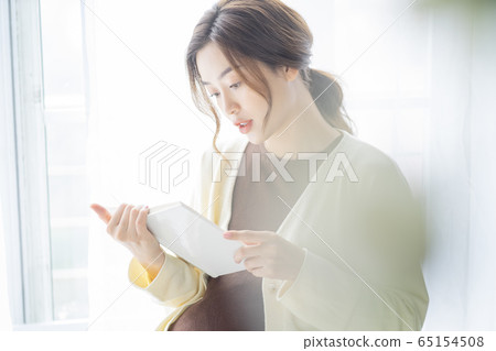 Pregnant young woman Pregnant young woman 65154508