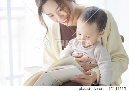 Young women and toddlers raising children 65154515