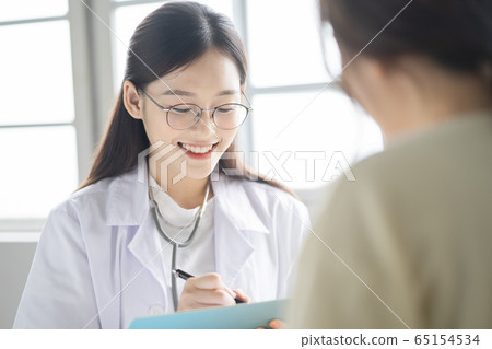 Young woman to make a diagnosis in the hospital 65154534