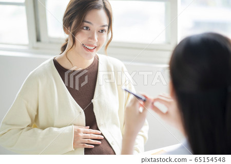 Pregnant woman going to hospital 65154548