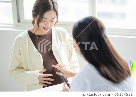 Pregnant woman going to hospital 65154551