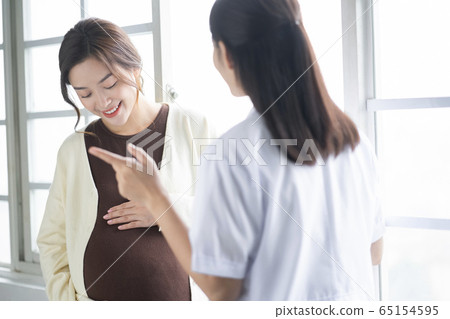 Pregnant woman going to hospital 65154595