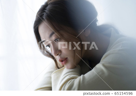 沮喪的婦女坐在地板上 65154596