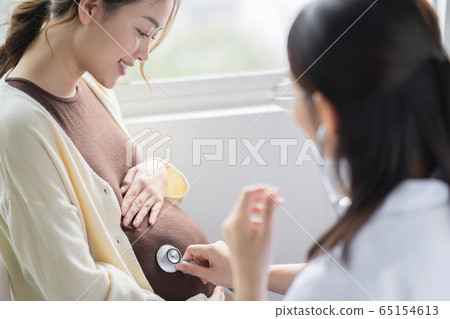 Pregnant woman going to hospital 65154613