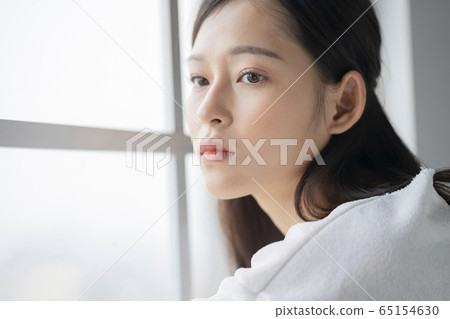 窗台上一個嚴肅的女人 65154630