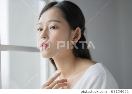 窗台上一個嚴肅的女人 65154631