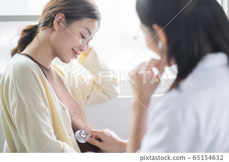 Pregnant woman going to hospital 65154632