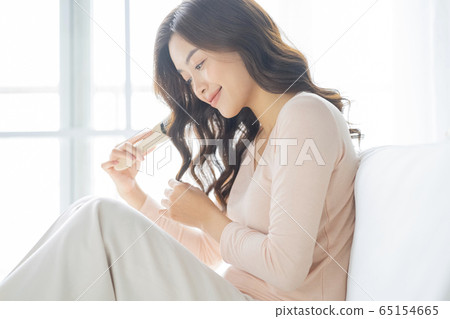 做頭髮護理的女性 65154665