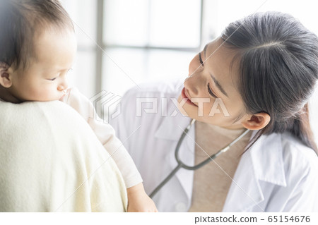 A young woman who diagnoses an infant 65154676