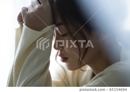 沮喪的婦女坐在地板上 沮喪的婦女坐在地板上 65154694