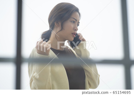 智能手機在戶外的女人 65154695