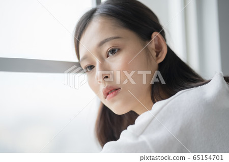 窗台上一個嚴肅的女人 65154701