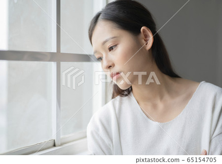 窗台上一個嚴肅的女人 65154705