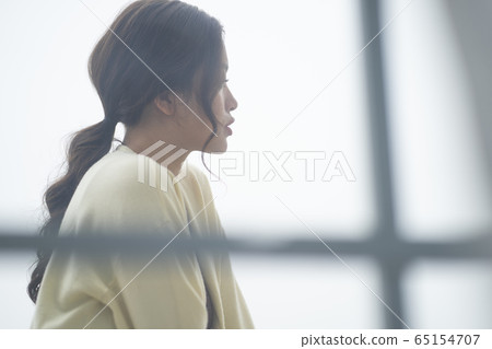 女人在露台上困擾 65154707