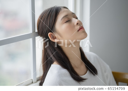 窗台上一個嚴肅的女人 窗台上一個嚴肅的女人 65154709