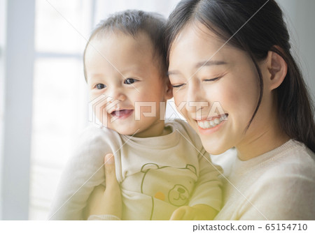 Young women and toddlers raising children 65154710