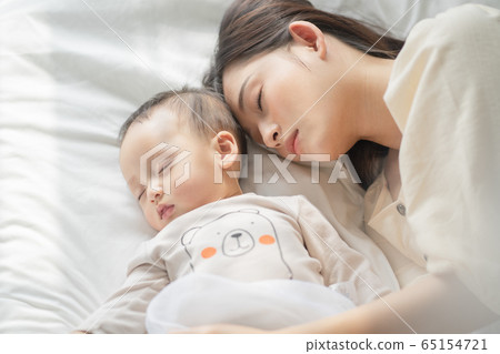 撫養孩子的年輕婦女和幼兒 撫養孩子的年輕婦女和幼兒 65154721