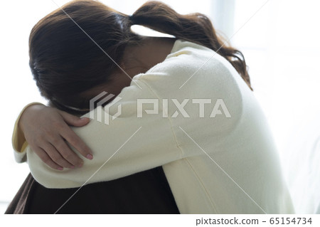 沮喪的婦女坐在地板上 沮喪的婦女坐在地板上 65154734
