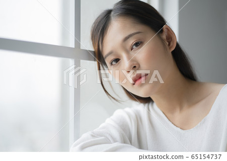 窗台上一個嚴肅的女人 65154737