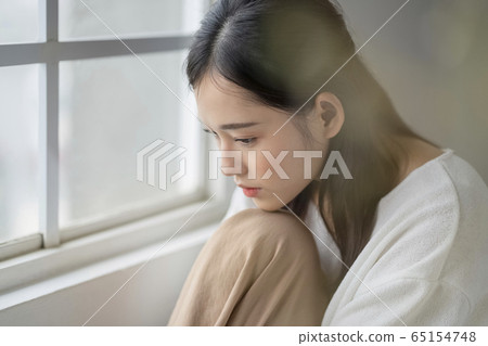 窗台上一個嚴肅的女人 65154748