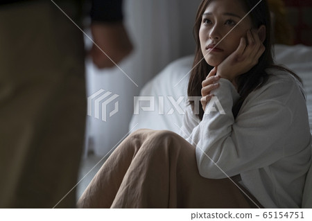 年輕女子擔心與伴侶的關係 65154751