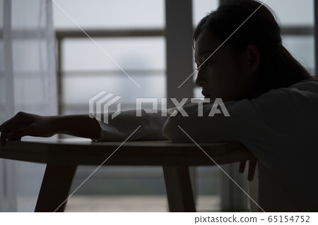 一個擔心的女人 65154752