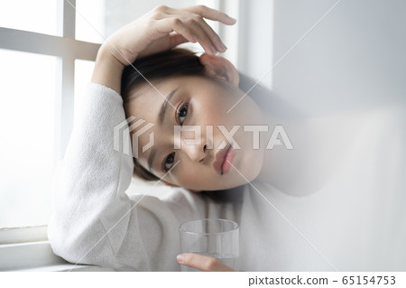 窗台上一個嚴肅的女人 65154753