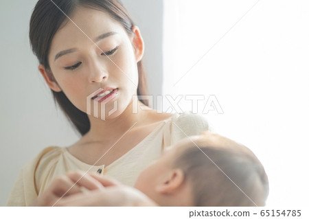 Young women and toddlers raising children 65154785