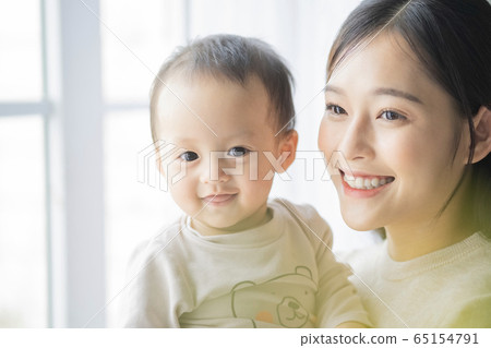 撫養孩子的年輕婦女和幼兒 撫養孩子的年輕婦女和幼兒 65154791