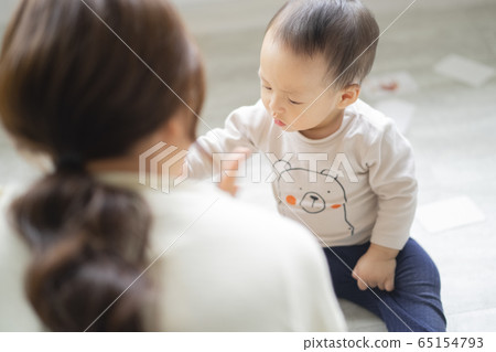 撫養孩子的年輕婦女和幼兒 65154793