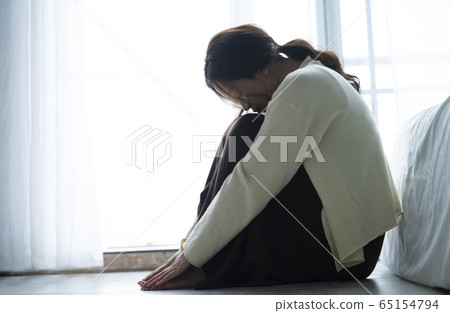 沮喪的婦女坐在地板上 65154794