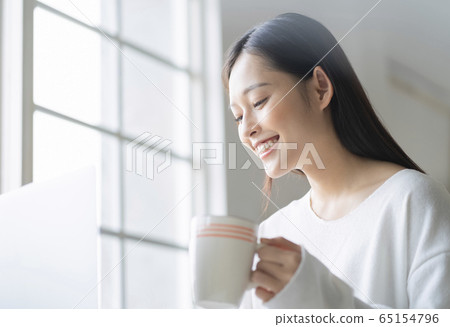 工作在書桌工作的一位小姐 65154796
