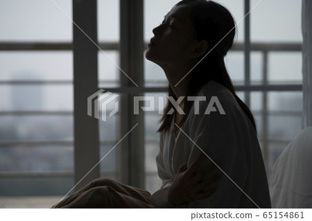 A woman who worries 65154861