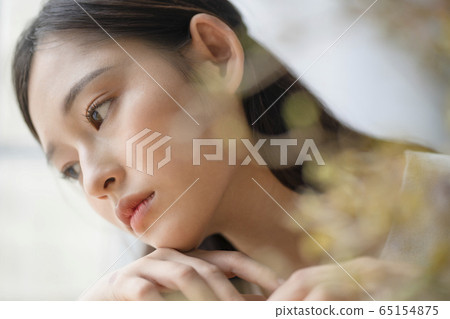 A woman who worries A woman who worries 65154875