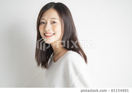 女人肖像與自然的氣氛 65154891