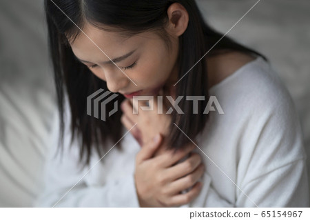 身體受傷的年輕女子 65154967