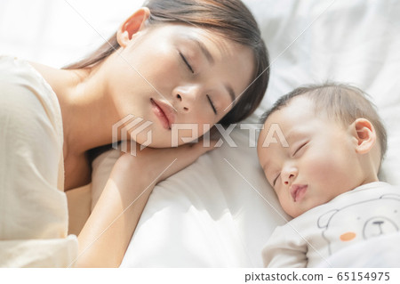 Young women and toddlers raising children 65154975