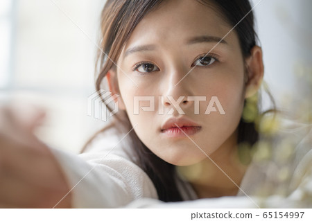 A woman who worries 65154997