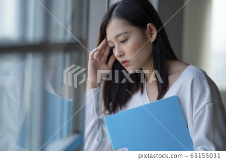 Businesswoman, worried, worry Businesswoman, worried, worry 65155031