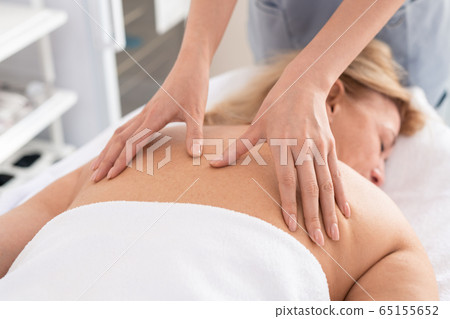 Giving relaxing back massage 65155652