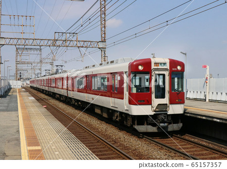 在近鐵大阪線的六國堂站經過的火車 65157357